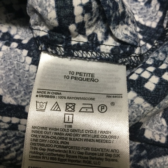 Banana Republic Snake Print 1/2 Button Shirt Women’s 10P Blue Rayon Tunic - Picture 5 of 9